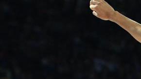 El jugador de la selección de Finlandia el pivot Gerald Lee (d) disputa balón con el jugador del selección de Estados Unidos, el pivot Anthony Davis.