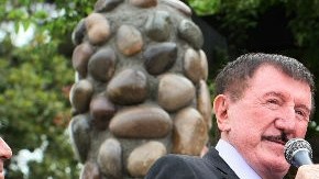 German Lizárraga (con el micrófono) dirigirá a las bandas el domingo.