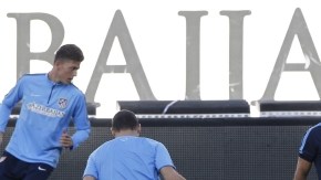 Diego Simeone (centro) dirige la práctica de ayer del Atlético de Madrid en el Vicente Calderón.