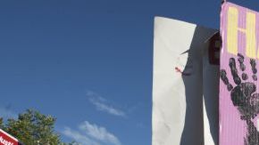 “Tenemos las manos arriba, no disparen” es uno de los lemas de las protestas por la muerte del joven Michael Brown.