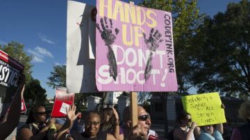 “Tenemos las manos arriba, no disparen” es uno de los lemas de las protestas por la muerte del joven Michael Brown.