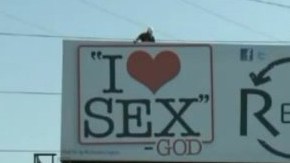 La valla publicitaria colocada el miércoles ha capturado la atención de los conductores de la ruta 309.