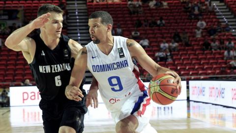 El dominicano Francisco García entra a canasta con la oposición del neozelandés Kirk Penney.