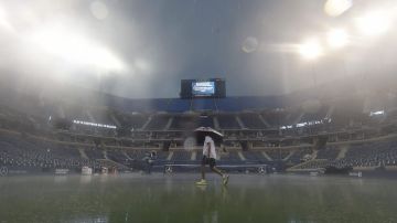 La lluvia se dejó caer con fuerza en el Arthur Ashe Stadium, lo que obligó a suspender durante dos horas los partidos del US Open.
