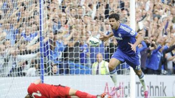 Diego Costa (d) marcó en el primero y último minutos de la victoria del Chelsea sobre el Everton.