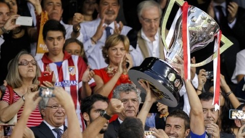 El capitán del Atlético de Madrid, Gabi Fernández, muestra el trofeo de campeón de la liga 2013-2014 antes del partido ante el Eibar en el estadio Vicente Calderón de Madrid.