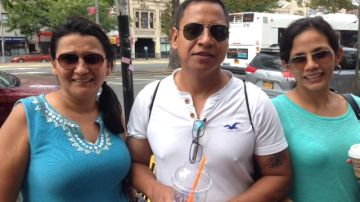 Los ecuatorianos Nora Cárdenas, Harol Paredes y Susana Paredes de turismo por El Bronx el domingo.