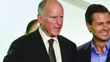 El  presidente de México (c), y el gobernador de California (i) durante una reunión con empresarios locales en un hotel en Los Ángeles.