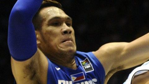 El base de la selección argentina Pablo Prigioni con el balón ante los jugadores de Filipinas June Mar Fajardo y Ranidel de Ocampo.
