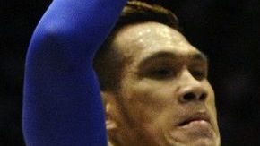 El base de la selección argentina Pablo Prigioni con el balón ante los jugadores de Filipinas June Mar Fajardo y Ranidel de Ocampo.