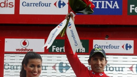 Nairo Quintana celebra su liderato de la Vuelta.
