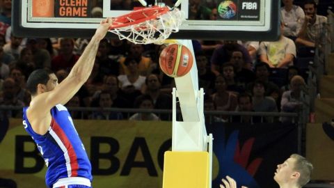 El jugador de la selección de la República Dominicana el alero Eloy Vargas (i) realiza un mate ante un jugador de la selección Finlandesa.