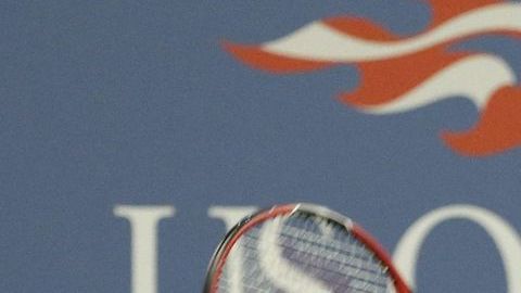 Roger Federer regresa la bola a Roberto Bautista Agut.