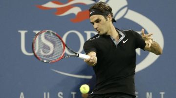 Roger Federer regresa la bola a Roberto Bautista Agut.