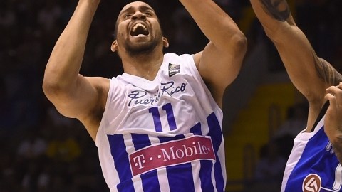 Ricky Sanchez (i) es marcado por el griego Printezis.