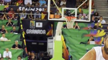 Juan Carlos Navarro controla el balón ante la selección francesa.