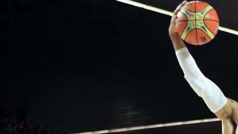 El dominicano James Feldeine frente al estadounidense Anthony Davis.