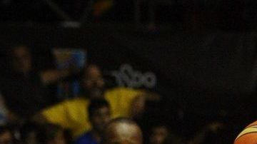 Juan José Barea ante el filipiono Mark Pingris.