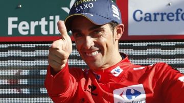 Alberto Contador con la camiseta roja de líder de la Vuelta a España.
