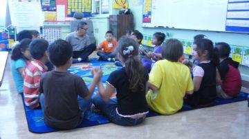 El profesor Mario Chang enseña a niños inmigrantes de primer grado en el Mission Education Center.