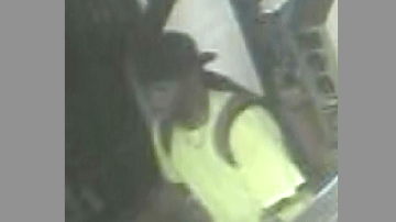El sospechoso fue visto por última vez con una camiseta verde, y una gorra y un morral negros.