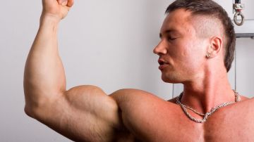 Los varones que padecen de vigorexia se sienten débiles y delgados, a pesar de ser musculosos y fuertes.