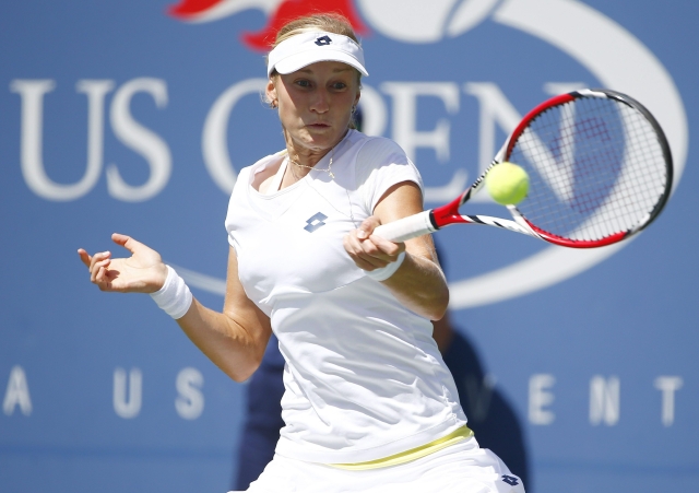 Ekaterina Makarova venció en dos sets a  Victoria Azarenka para avanzar a semifinales del Abierto de Estados Unidos.