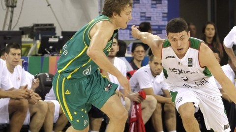 El escolta de la selección de México, Francisco Cruz (der.), enfrenta la marca  del australiano Andrej Lemanis.
