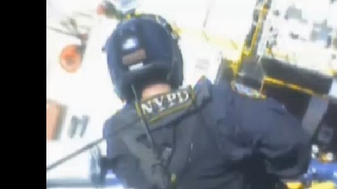 Oficiales en un helicóptero de rescate mar y tierra bajaron una canasta en la que se ubicó al enfermo.