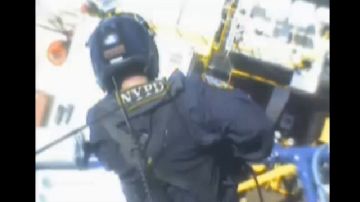 Oficiales en un helicóptero de rescate mar y tierra bajaron una canasta en la que se ubicó al enfermo.