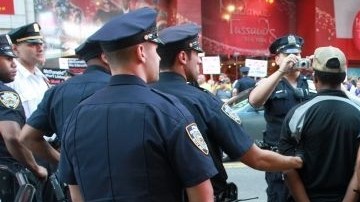 Los arrestados enfrentan cargos menores de conducta desordenada e irrupción del tráfico.