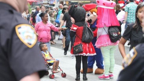 Los personajes arrestados fueron acusados de acosar a los turistas pidiéndoles propinas por una foto.