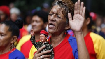 Durante una reunión del partido oficialista se entonó la oración "Chávez nuestro".