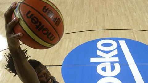 Kenneth Faried entra a canasta en un juego contra Nueva Zelanda.