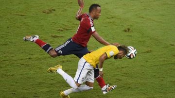 La jugada donde Zuñiga lesiona a Neymar en Brasil.