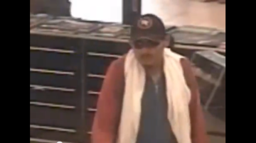 El sospechoso tiene, aproximadamente, 30 años, y fue visto por última vez vistiendo gafas oscuras y gorra de beisbol.