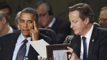 Obama (izq.) junto al primer ministro del Reino Unido, David Cameron, durante la cumbre de la OTAN en Gales.