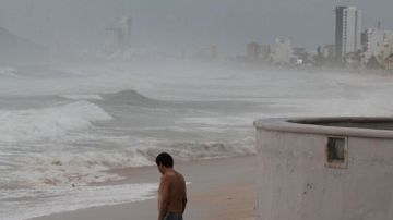El huracán Norbert casuó grandes olas en esta playa en el puerto de Mazatlán, noroeste de México.