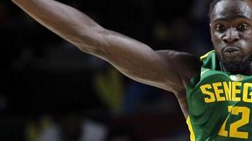 Juan Carlos Navarro aguanta el balón ante la defensa de Senegal.
