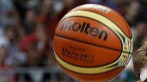 El ala-pívot de Eslovenia, Miha Zupan (d), entra a canasta ante Juan Coronado, de la República Dominicana.