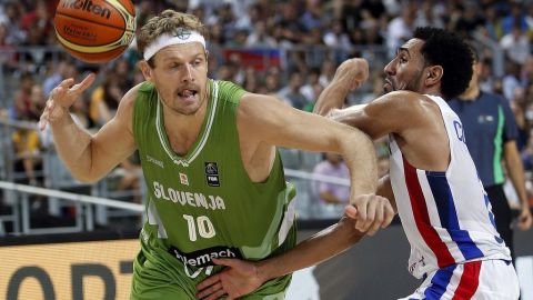 El ala-pívot de Eslovenia, Miha Zupan (d), entra a canasta ante Juan Coronado, de la República Dominicana.
