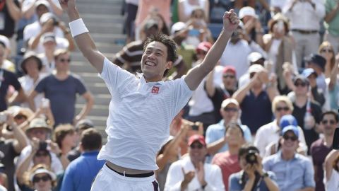 Nishikori celebra su victoria en las semifinales del Abierto de Estados Unidos.