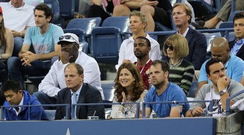 Michael Jordan y Anna Wintour (der. con gafas) invitados en el palco del clan Federer.