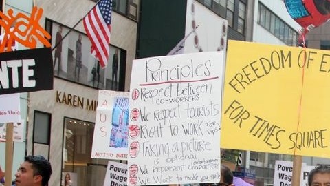 En la marcha se congregaron cientos de obreros, en su mayoría vistiendo camisetas alegóricas a los diferentes sindicatos.