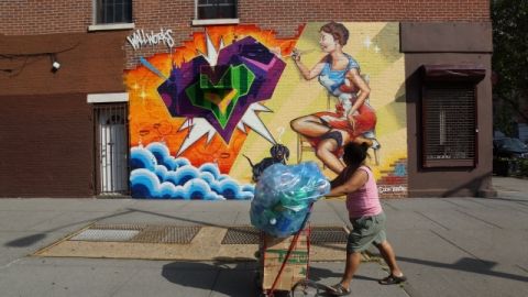 Los murales de Mott Haven llaman la atención de residentes y visitantes.