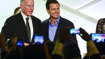 El  presidente de México (c), y el gobernador de California (i) durante una reunión con empresarios locales en un hotel en Los Ángeles.