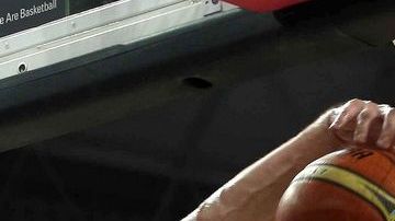 Los jugadores de Australia, Aron Baynes y Chris Goulding intentan parar a Emir Preldzic.