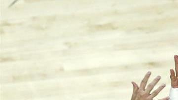 El pívot de Serbia Miroslav Raduljica (d) entra a canasta ante el base de Grecia Nick Calathes.