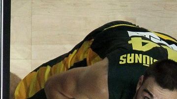 Valanciunas pugna por un rebote con Isaac Fotu y Mika Vukona de Nueva Zelanda.