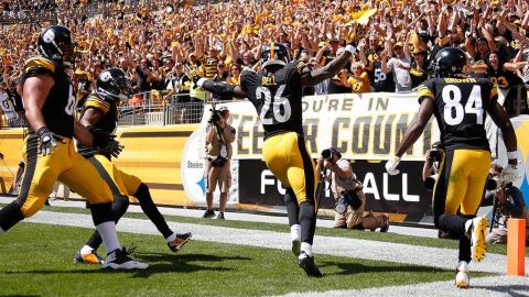 Le'Veon Bell #26 de los Steelers de Pittsburgh celebra su touchdown durante el segundo cuarto contra los Browns de Cleveland en el Heinz Field.